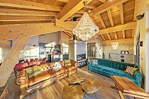 Val Thorens | Les Chalets Koh I Nor | woonkamer met kroonluchter en zitbank